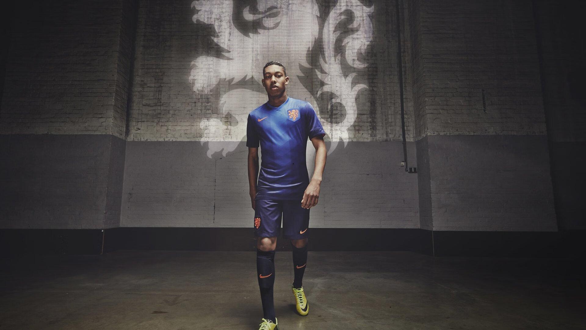 青训新星闪耀!17岁奥比-马丁临危受命首发战蜜蜂,曼联青春风暴再添猛将